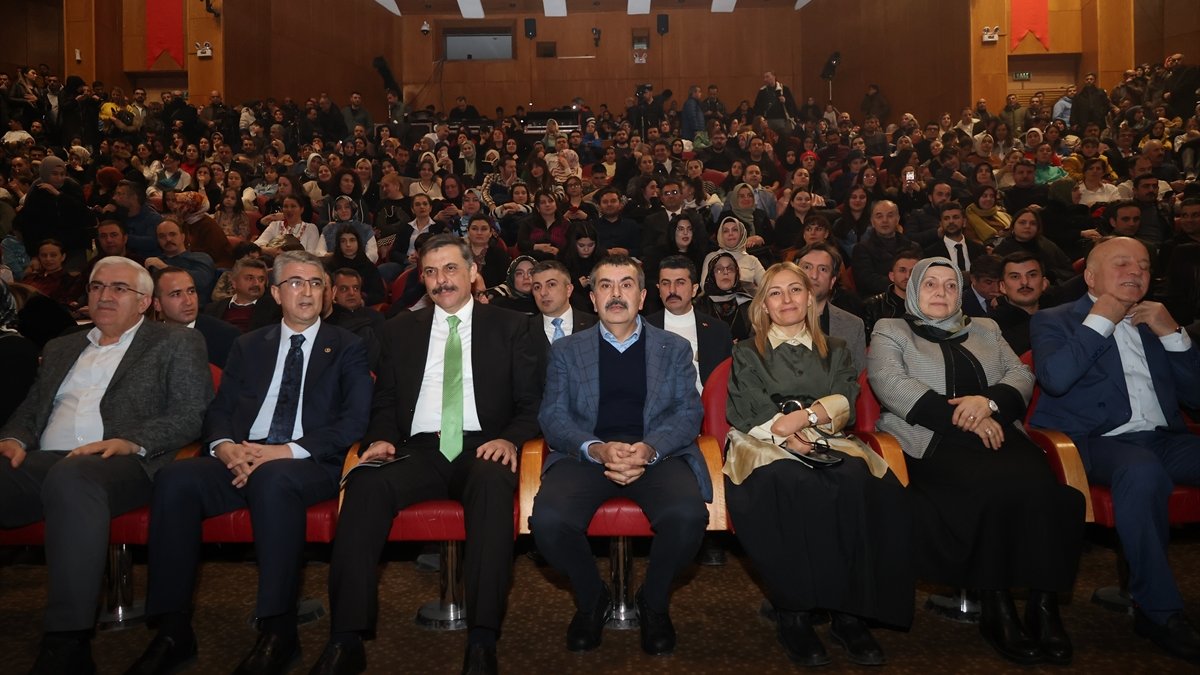 Milli Eğitim Bakanı Tekin, Erzurum'da AK Parti İl Başkanlığında konuştu: