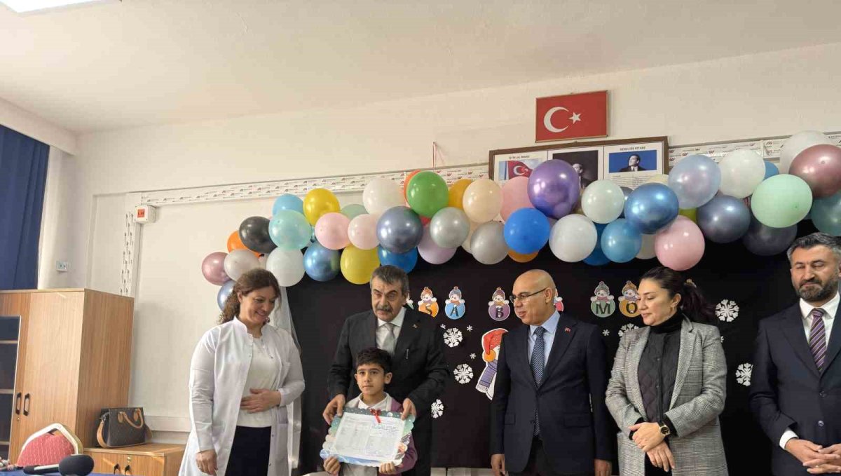 Milli Eğitim Bakanı Yusuf Tekin Ağrı'da Öğrencilere Karne Dağıttı