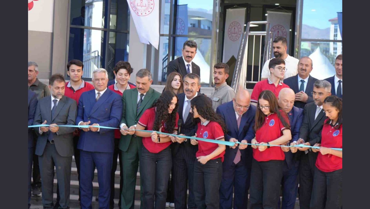 Milli Eğitim Bakanı Yusuf Tekin, Erzurum'da okul açılışını okulun öğrencileriyle birlikte yaptı