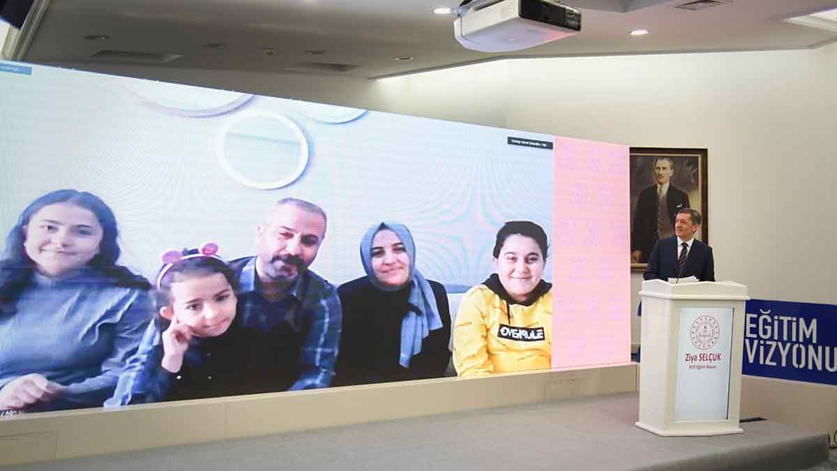 Milli Eğitim Bakanı Ziya Selçuk, Ağrılı Çalışoğlu ailesi ile bir araya geldi