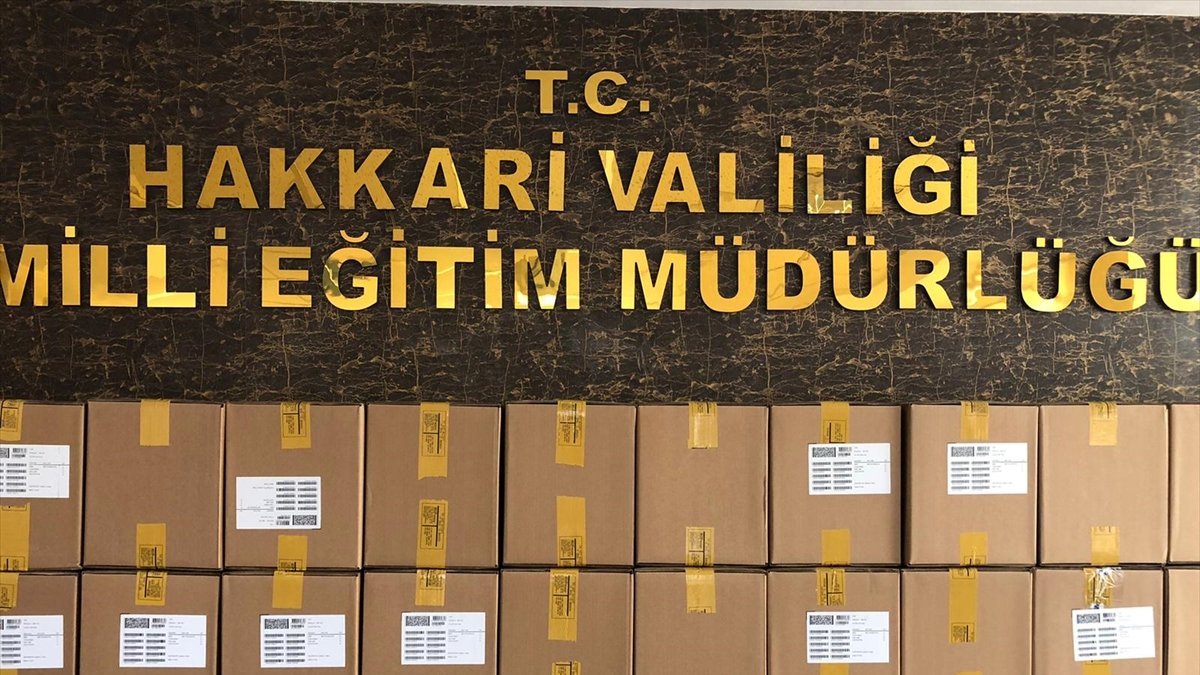 Milli Eğitim Bakanlığınca Hakkarili öğrencilere 850 tablet bilgisayar gönderildi