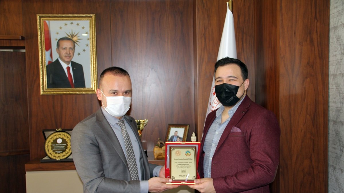 Milli Eğitim Müdürü Tekin, Çetintaş'a plaket takdim etti