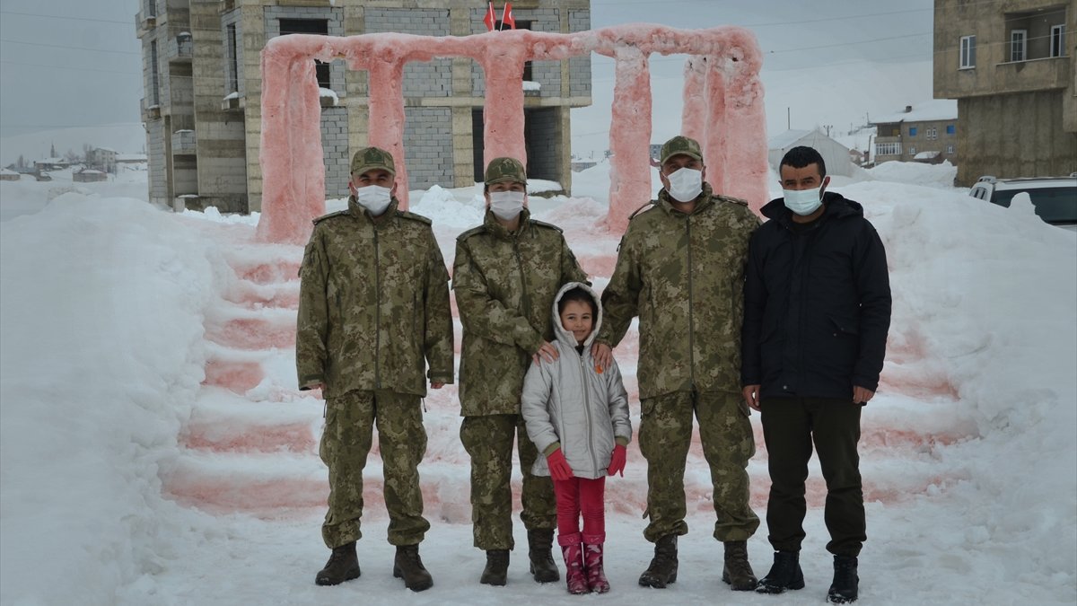 Milli Savunma Bakanı Akar, kardan Anıtkabir maketi yapan Hakkarili aileyi Ankara'ya davet etti