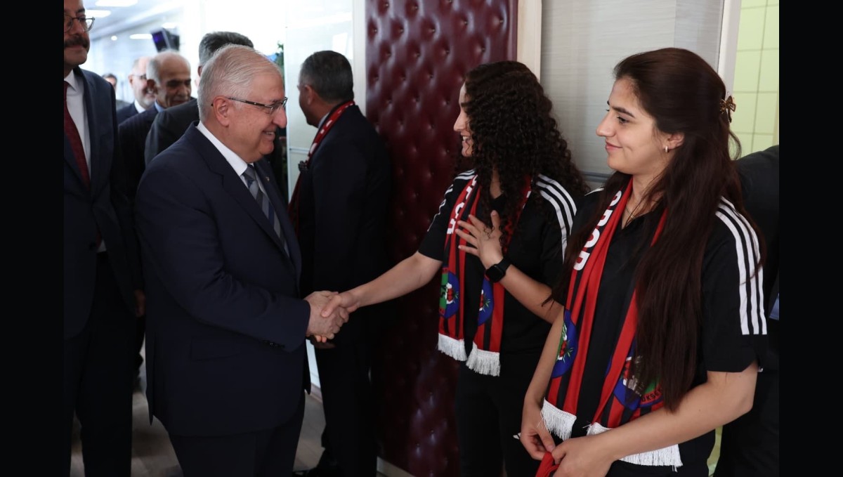 Milli Savunma Bakanı Güler, Yüksekova Kadın Futbol Takımı ile bir araya geldi