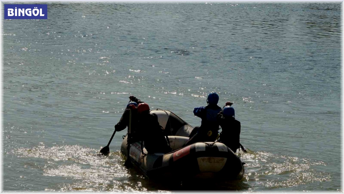 Milli sporcu olmak için Murat Nehri'nde kürek çekiyorlar