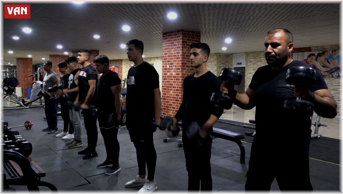 Milli sporcu Şevketoğlu, oğlu ve gençlerin sporcu olması için gayret gösteriyor