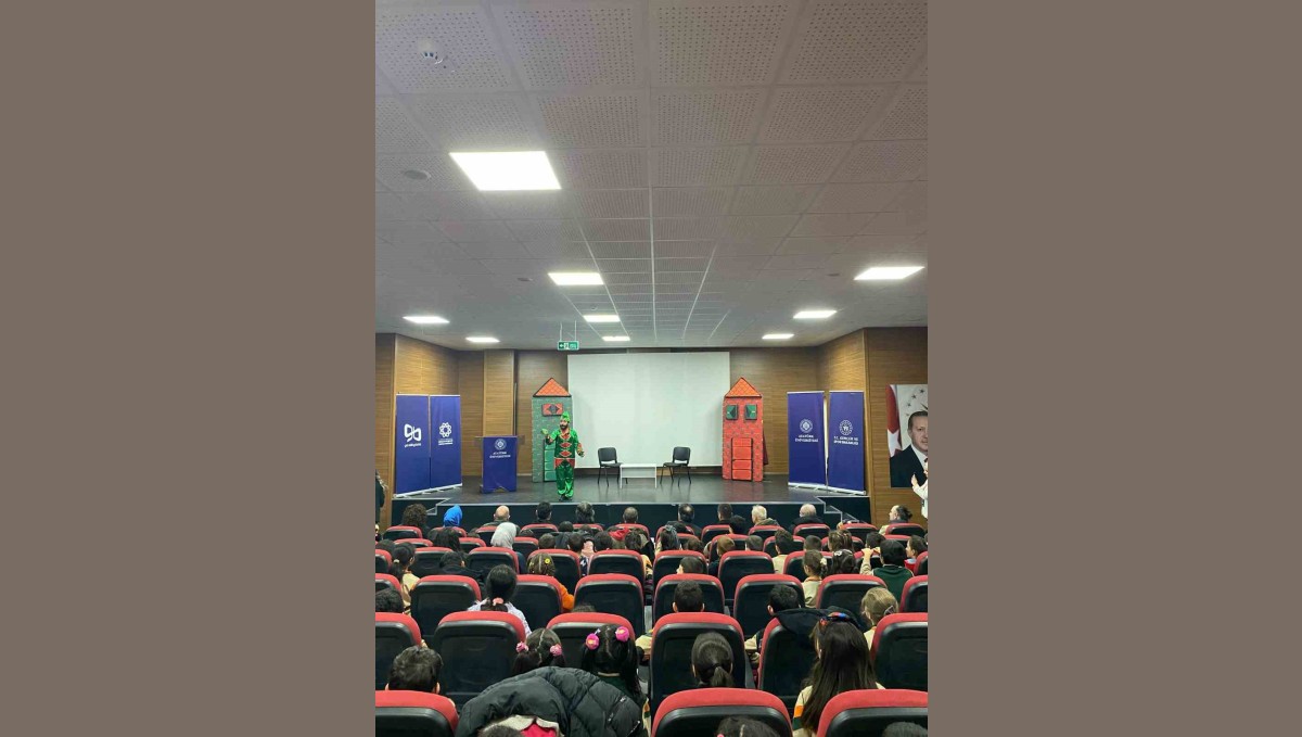 Milli teknoloji hamlesi "Karagöz ve Hacivat" ile tiyatro sahnesinde çocuklarla buluştu