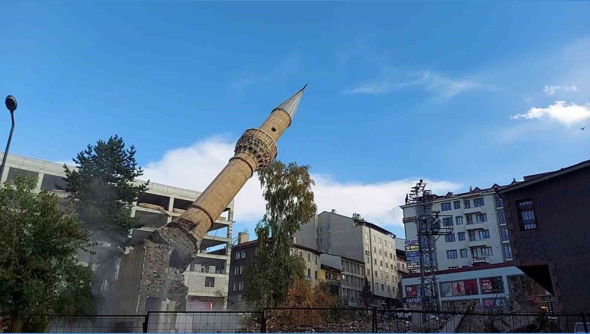 Minare saniyeler içinde yerle bir oldu