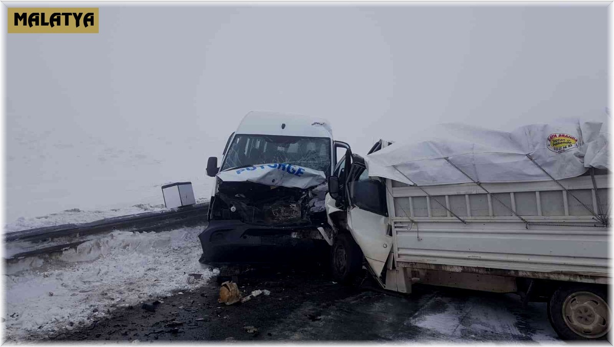 Minibüs ile kamyonet kafa kafaya çarpıştı: 9 yaralı