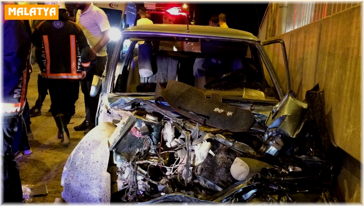 Minibüs ile otomobil çarpıştı: 2 yaralı