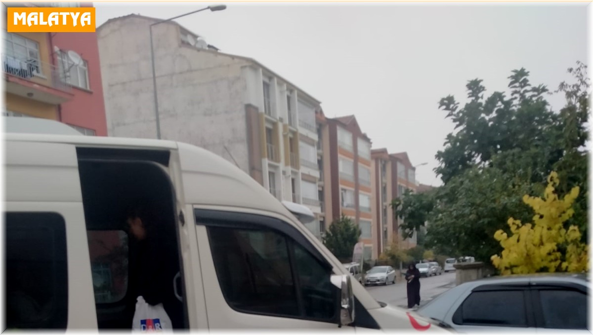 Minibüs ile otomobil çarpıştı: 3 yaralı