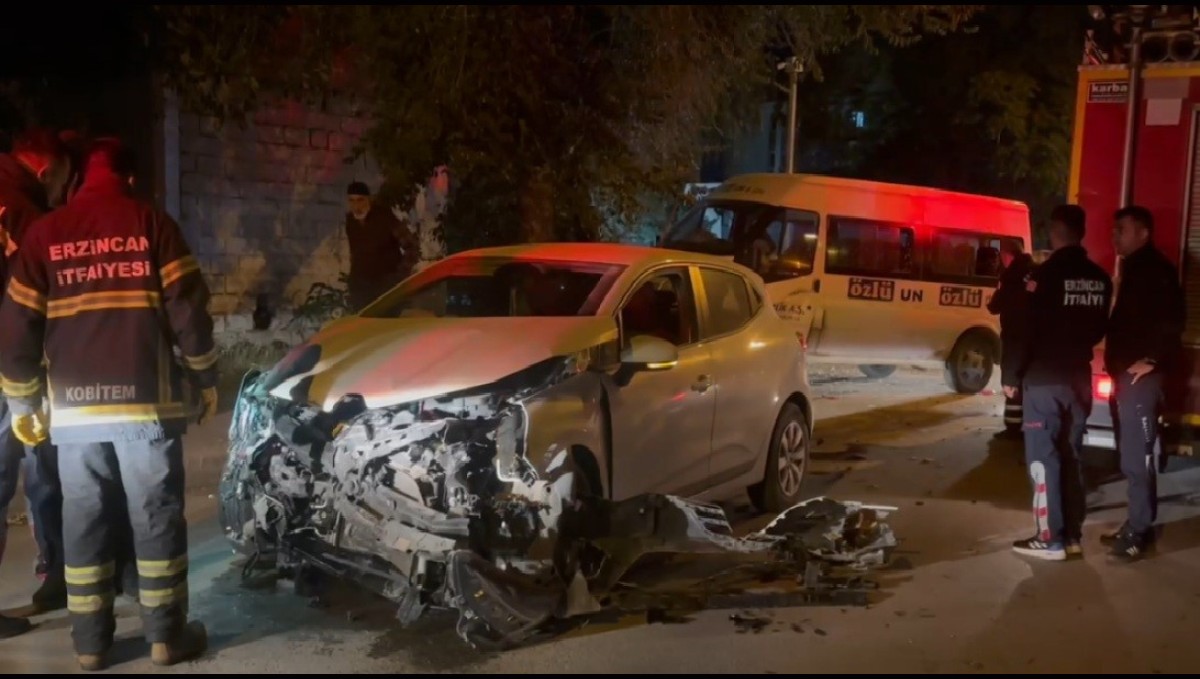 Minibüs ile otomobil çarpıştı: Ağaca çarparak durabildi!