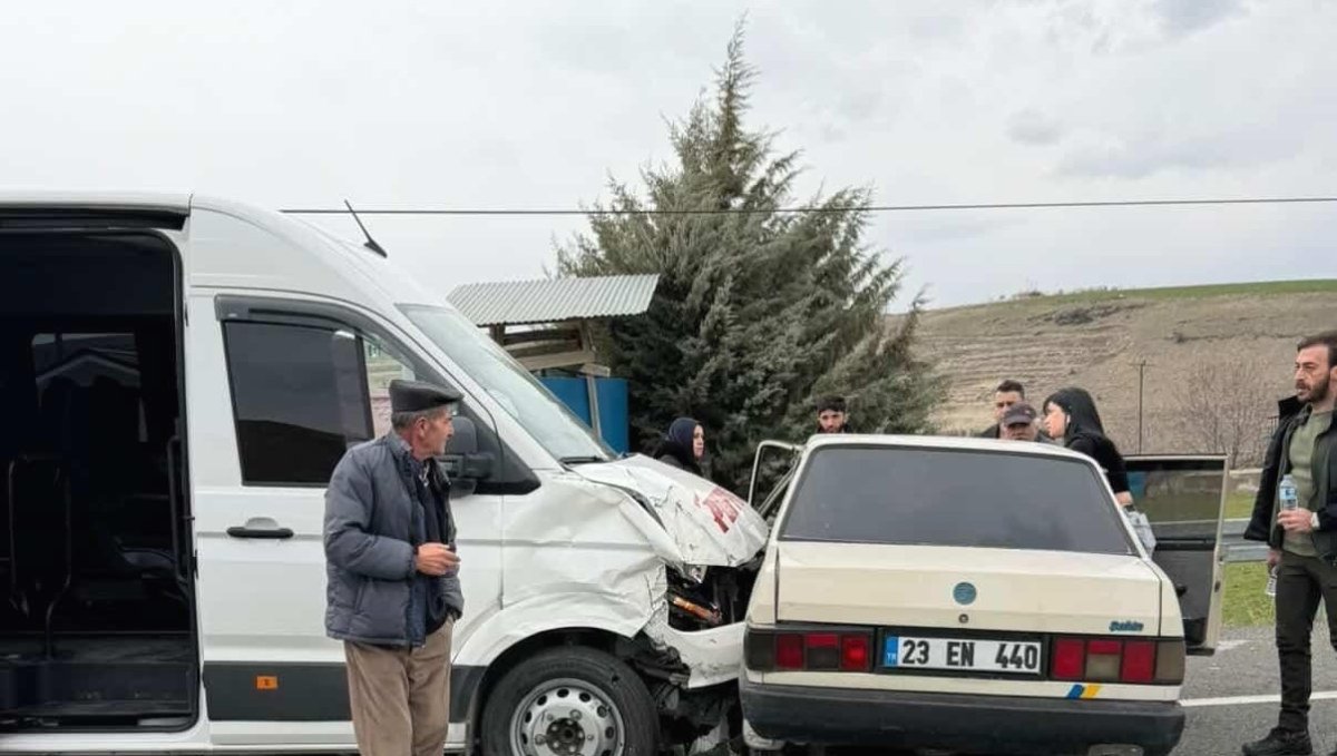 Minibüs ile Tofaş çarpıştı: 4 yaralı