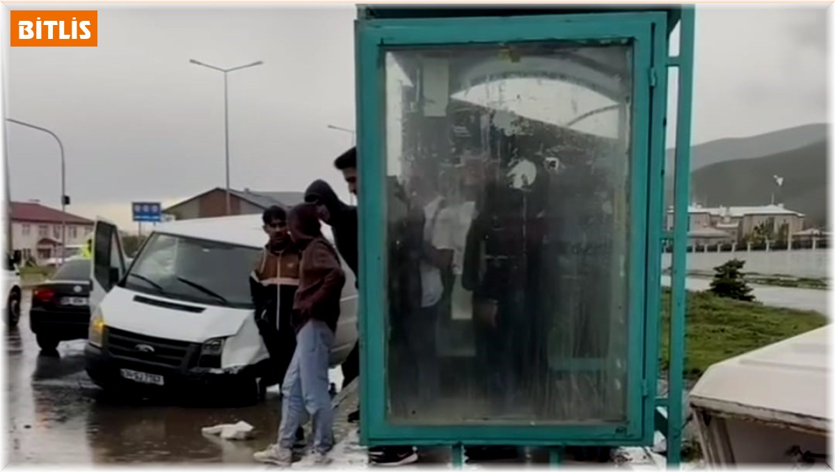 Minibüs kaldırımda yürüyenlere çarptı: 1 ölü, 2 yaralı