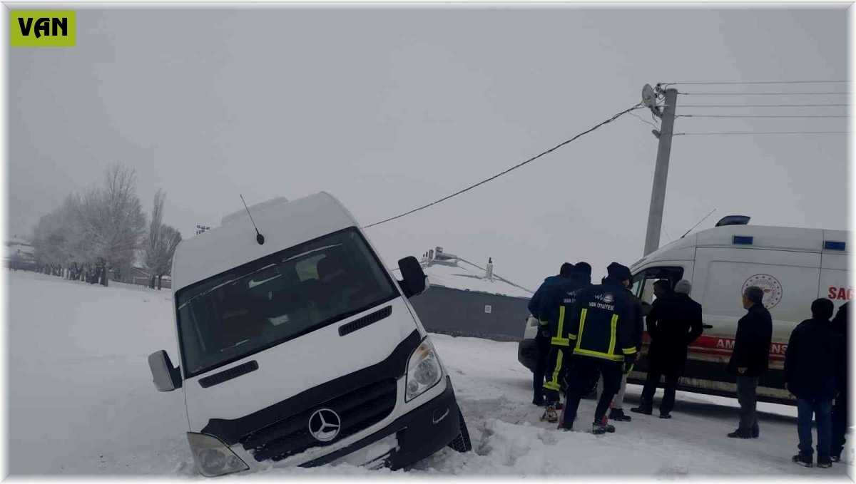 Minibüs kontrolden çıktı: 1 yaralı