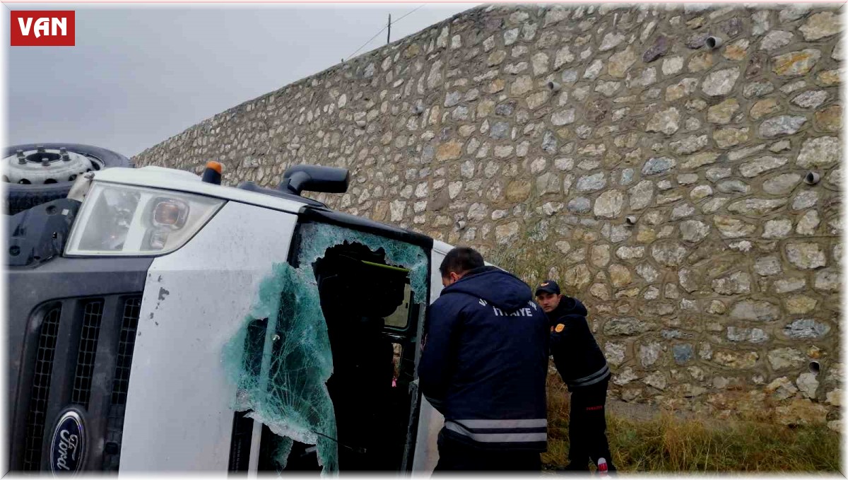 Minibüs kontrolden çıktı: 14 yaralı