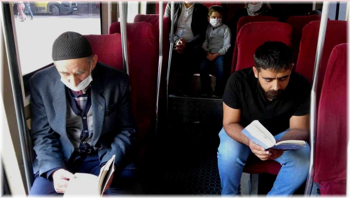 Minibüs şoförü kitap sevgisini yolcularına aşılıyor