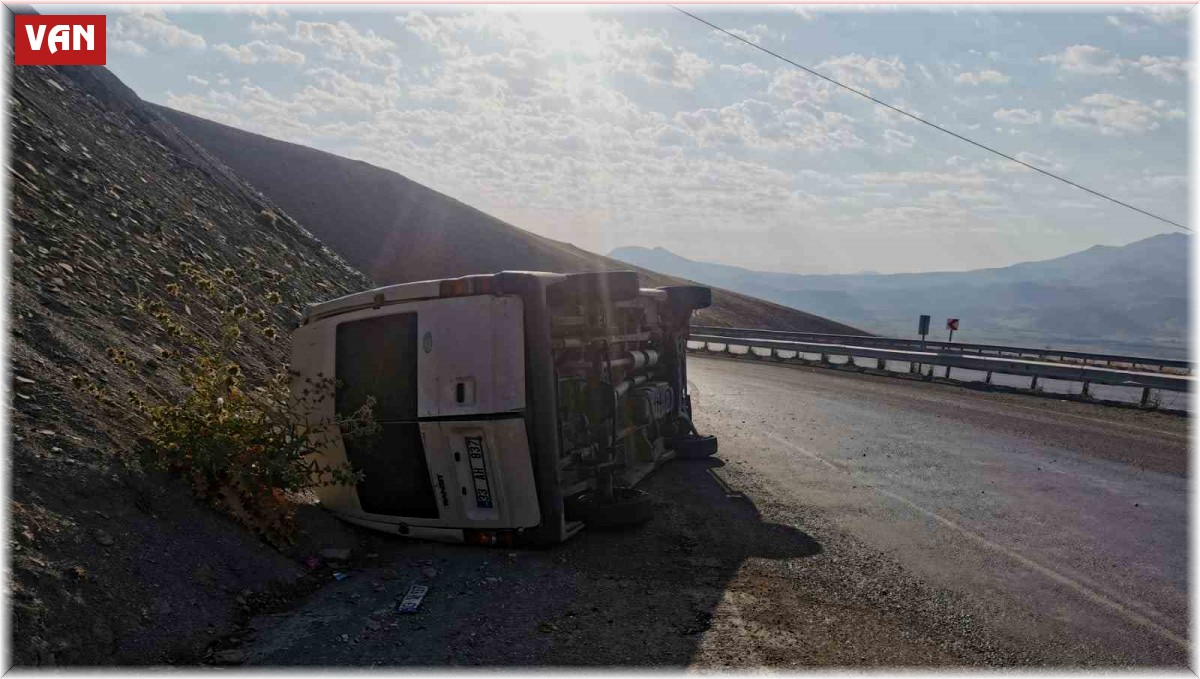 Minibüs yan yattı: 2 yaralı