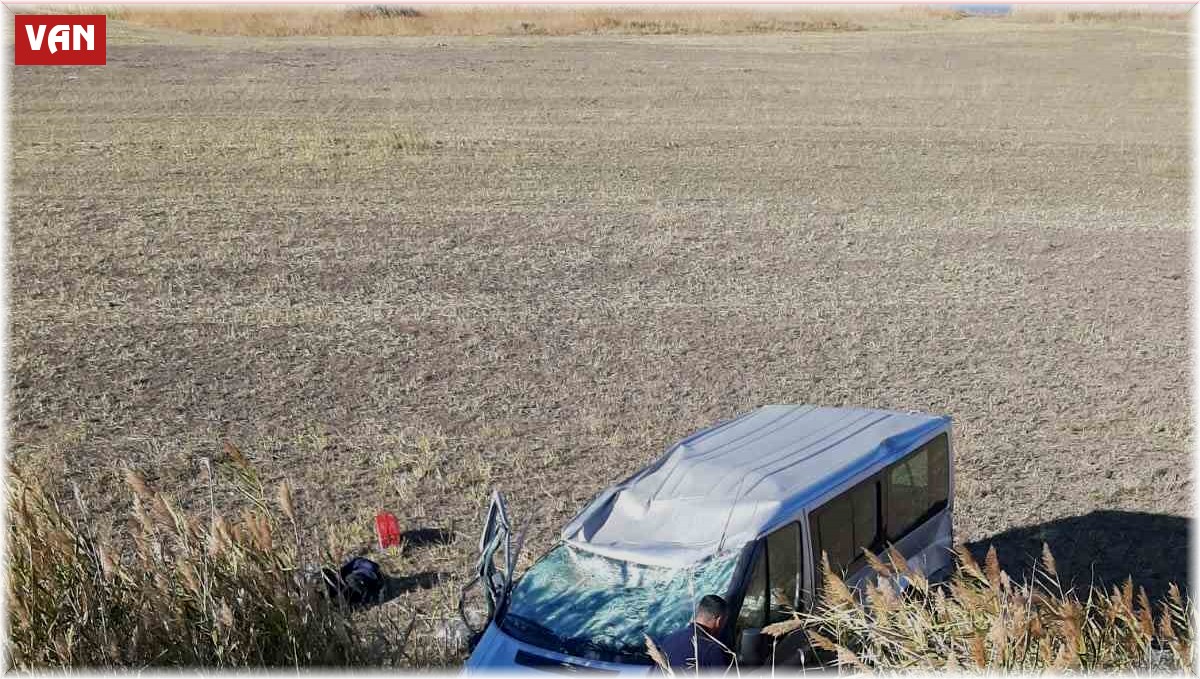 Minibüs yoldan çıktı: 1 yaralı