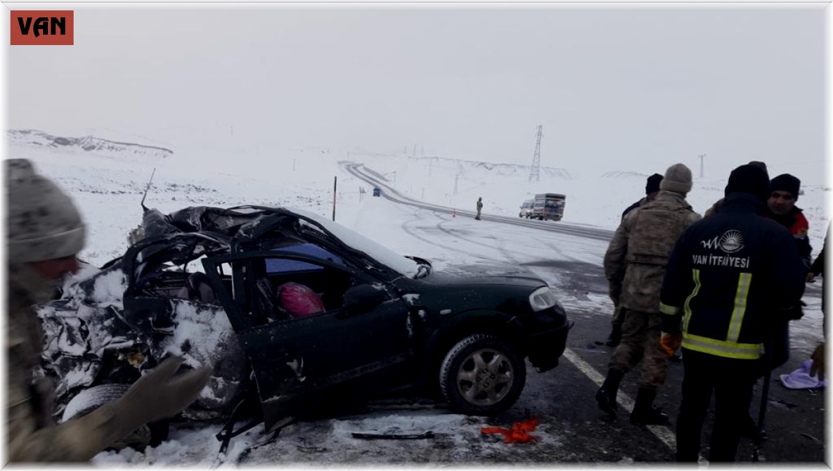 Minibüsle otomobil çarpıştı: 1 ölü, 3 yaralı