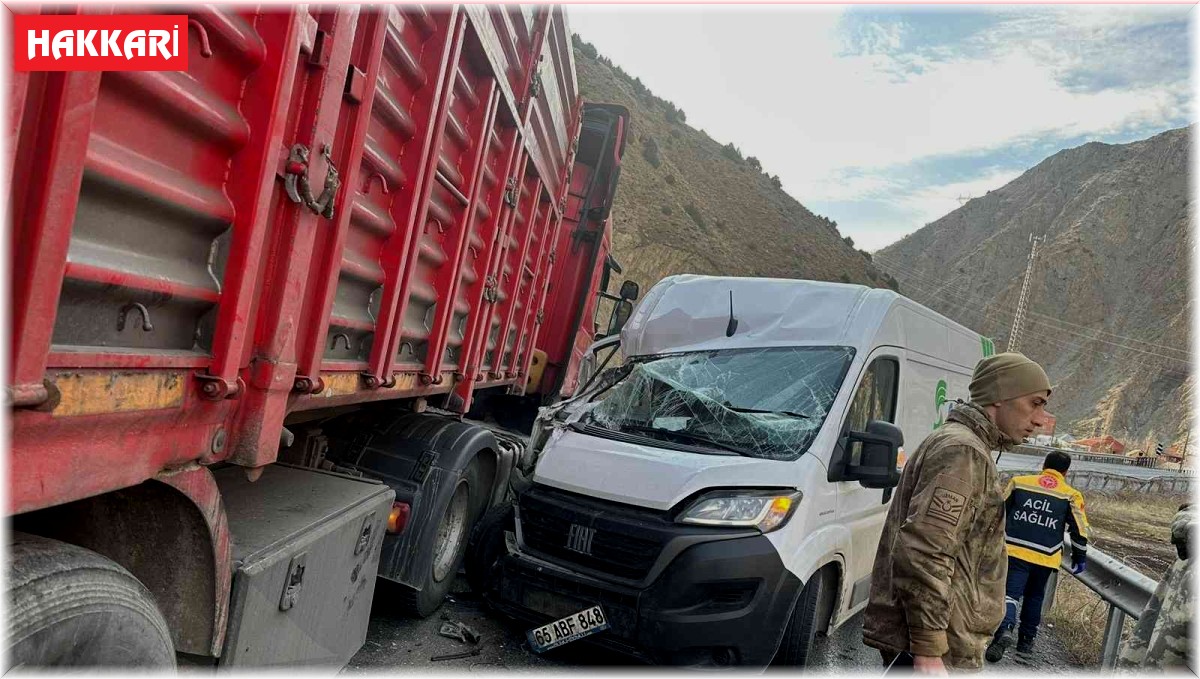 Minibüsle tır çarpıştı: 1 yaralı