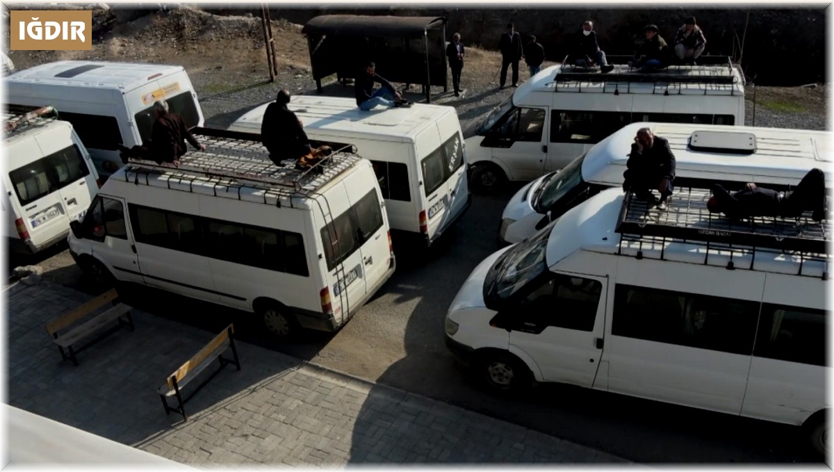 Minibüslerinin üzerine uzanıp korsan taşımacılığa 'hayır' dediler