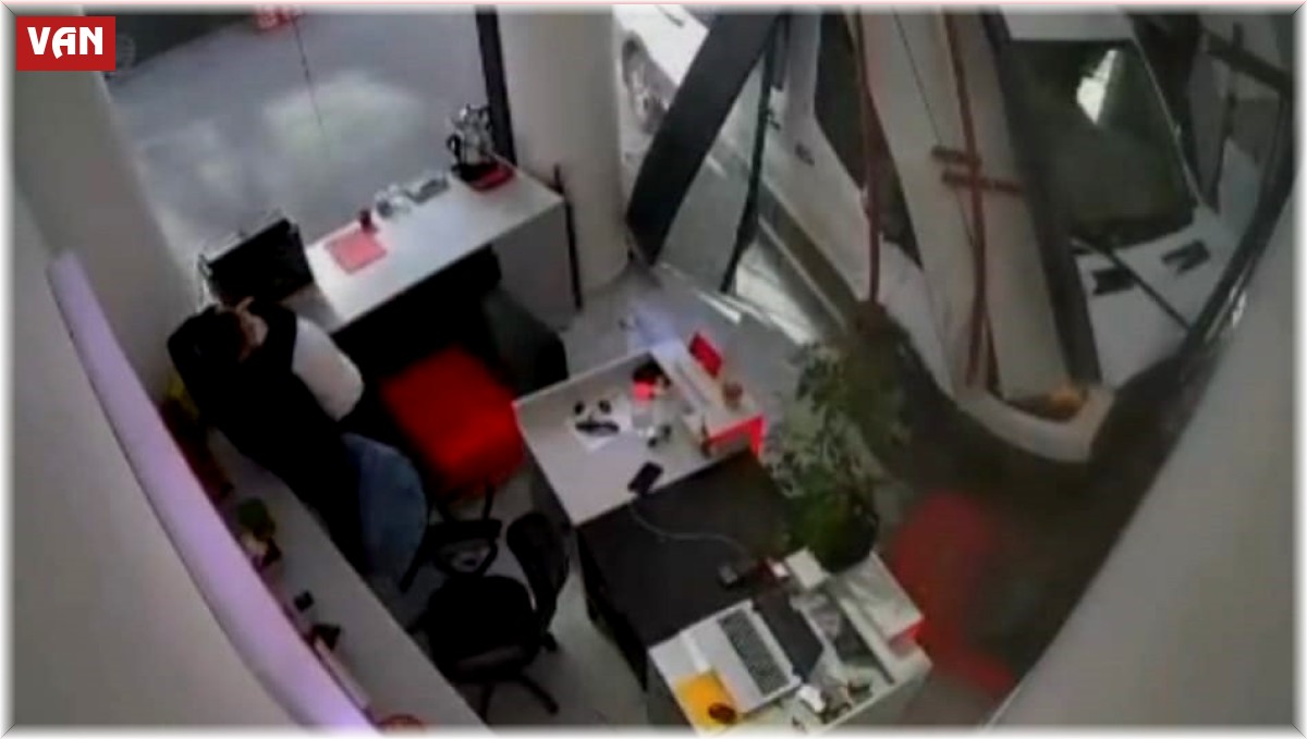 Minibüsün iş yerine girdiği kazanın yeni görüntüleri ortaya çıktı