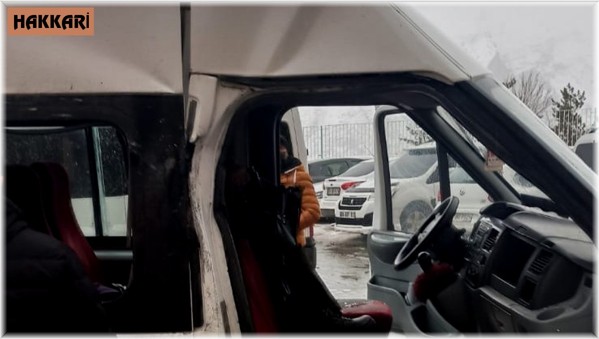 Minibüsün üzerine kaya düştü: 3 yaralı