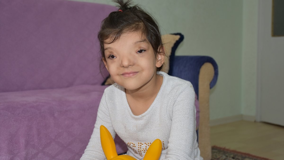 Minik Ayşenur gözlerini kapatarak uyuyacağı günlerin hayalini kuruyor