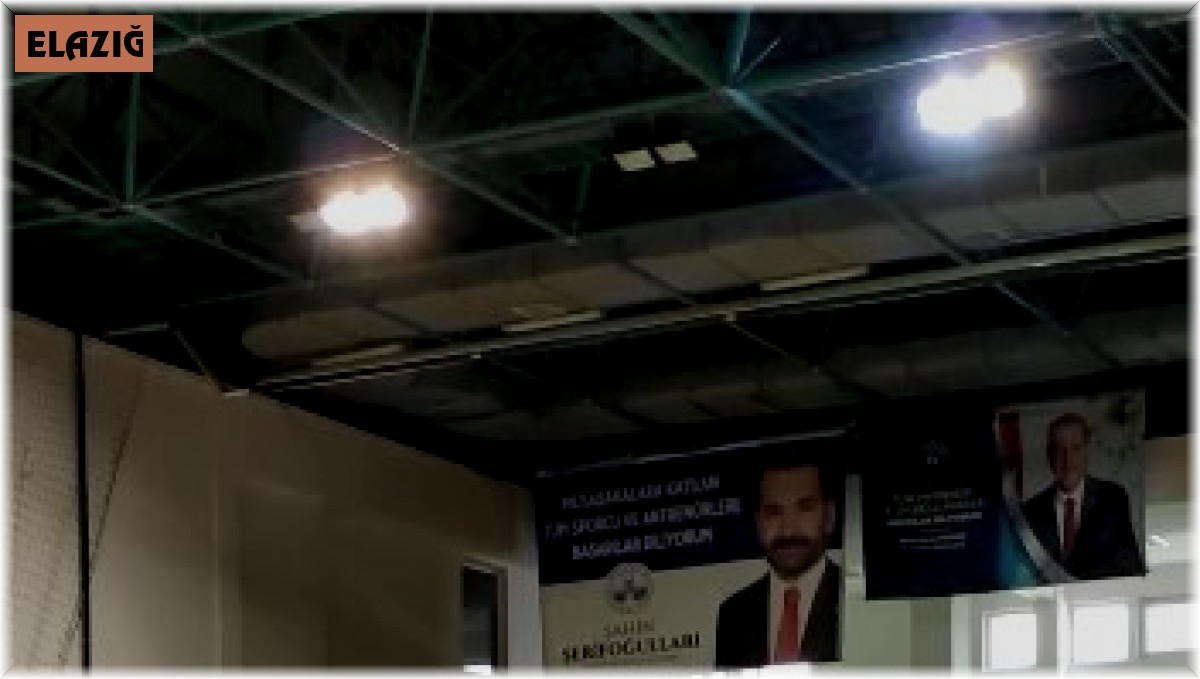 Minik basketbolcunun attığı top, potada 'asılı' kaldı