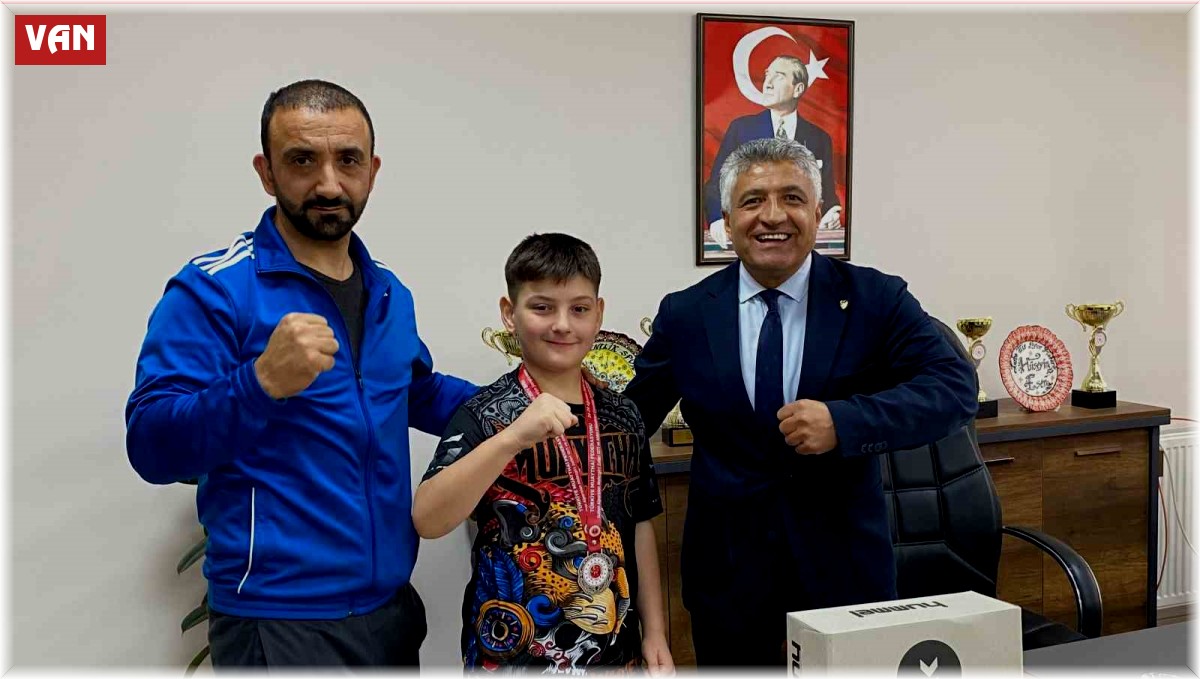 Minik boksörden Tuşba Gençlik ve Spor Müdürü Esen'i ziyaret etti
