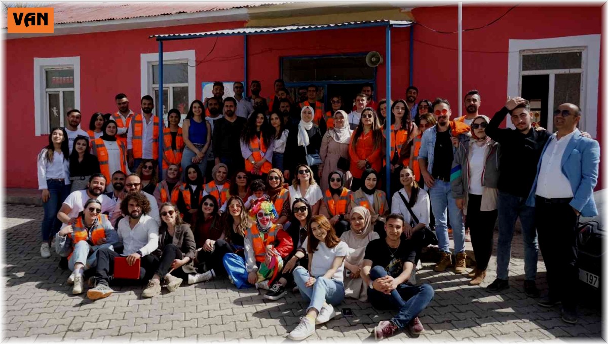 Minik Çocuklar Yardımlaşma ve Dayanışma Derneği kütüphane kurup çocukları giydirdi