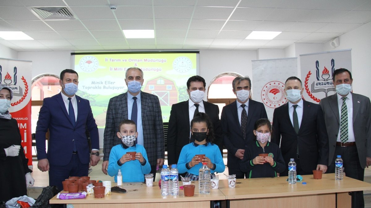 Minik eller tohumları toprakla buluşturdu