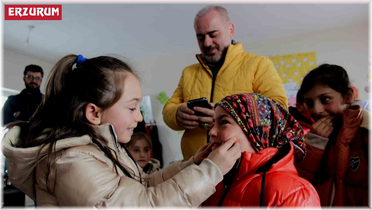 "Minik eller üşümesin" diye karlı yollara düştüler