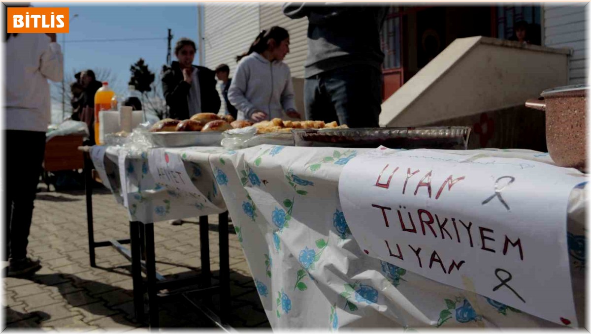 Minik ellerden depremzedelere yardım