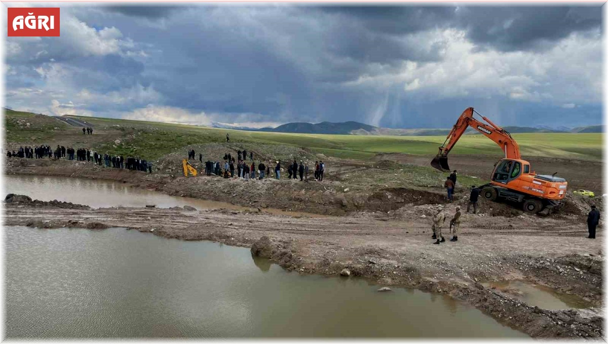 Minik Enes, ineğini kurtarmaya çalışırken gölette boğuldu