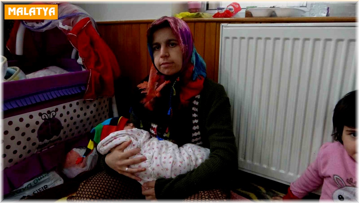 Minik Meva deprem korkusu nedeniyle camide büyüyor