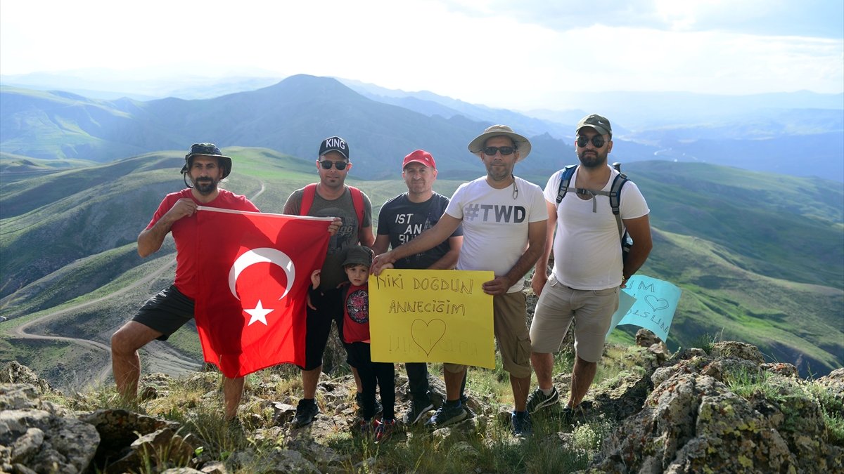 Minik Miran Asaf, dağcı babasıyla zirvelere tırmanıyor