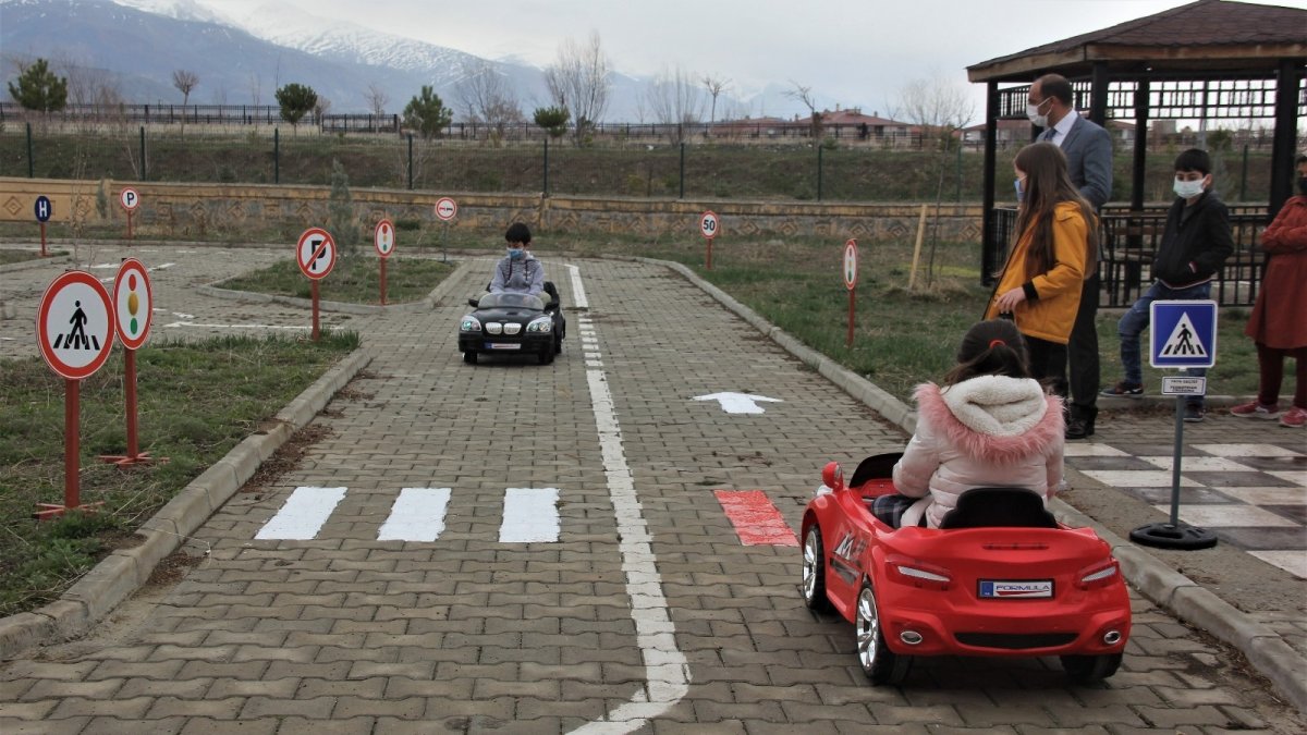 Minik öğrenciler akülü arabalar ile uygulamalı trafik eğitimi alıyor
