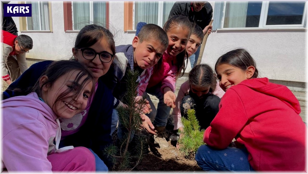 Minik öğrenciler fidanları toprakla buluşturdu