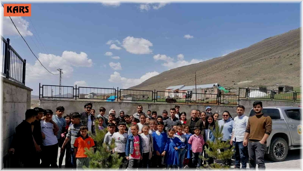 Minik öğrenciler fidanları toprakla buluşturdu