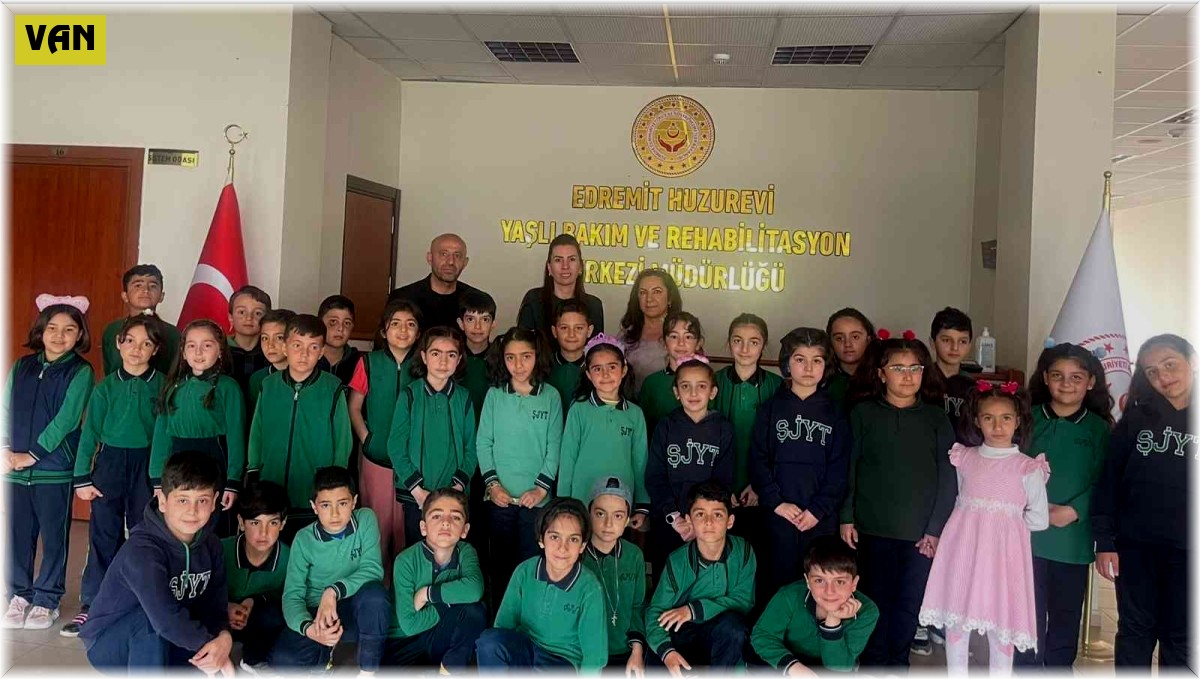 Minik öğrenciler huzurevi sakinleriyle bir araya geldi