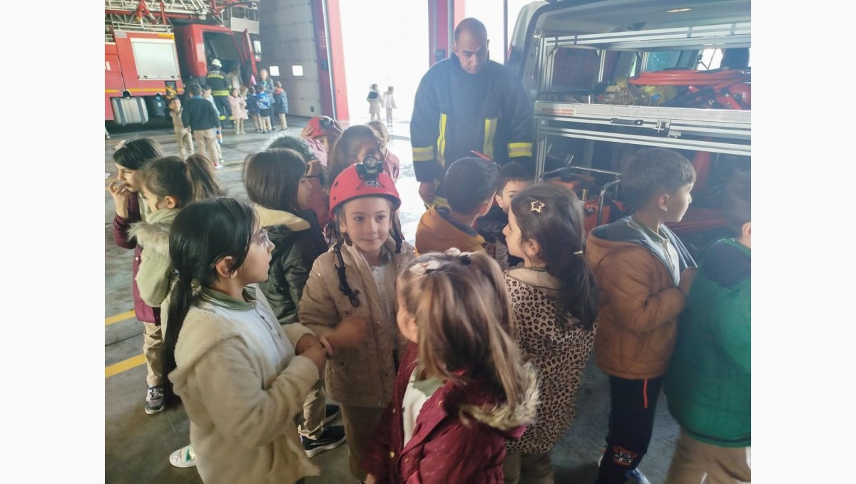 Minik öğrenciler itfaiyecilik mesleğini yerinde öğrendi
