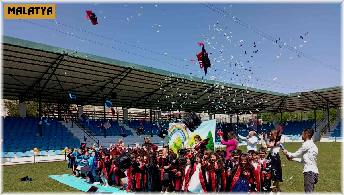 Minik öğrenciler kep atarak mezun oldu