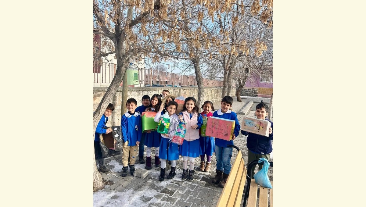 Minik öğrenciler 'Kuşlar üşümesin' diye okulun bahçesine yuva yaptılar