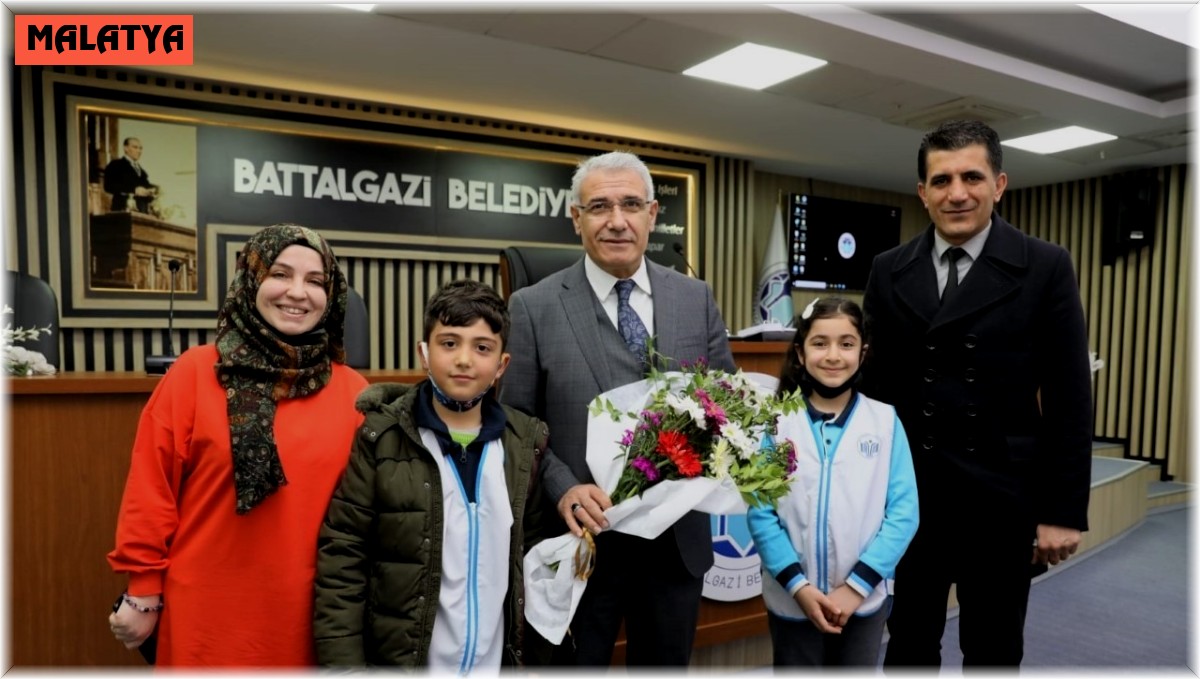 Minik öğrencilerden Başkan Güder'e soru yağmuru