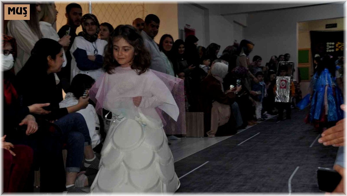 Minik öğrencilerden geri dönüşüm defilesi