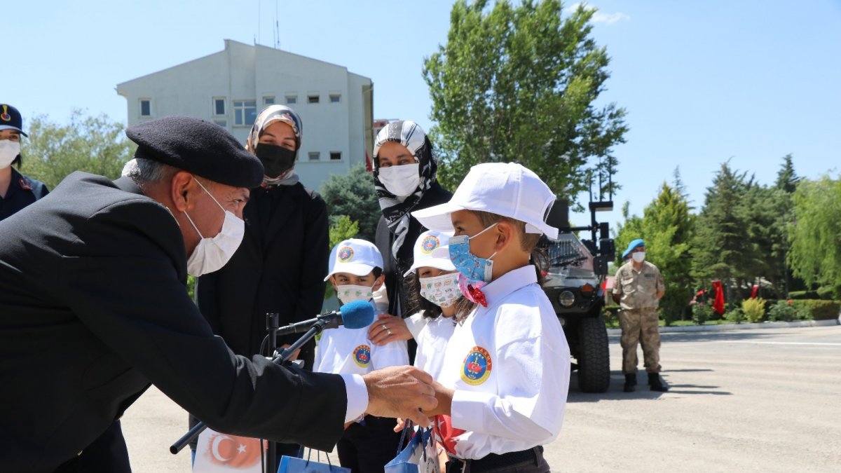 Minik öğrencilerden, jandarmaya anlamlı ziyaret