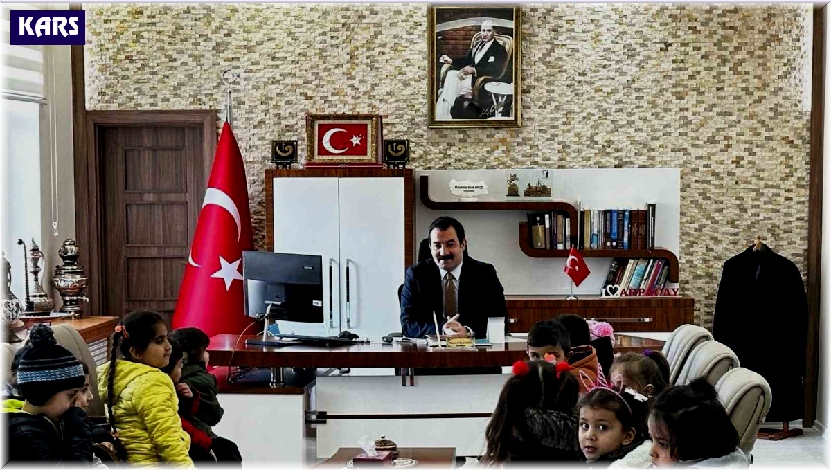 Minik öğrencilerden Kaymakam Akköz'e ziyaret