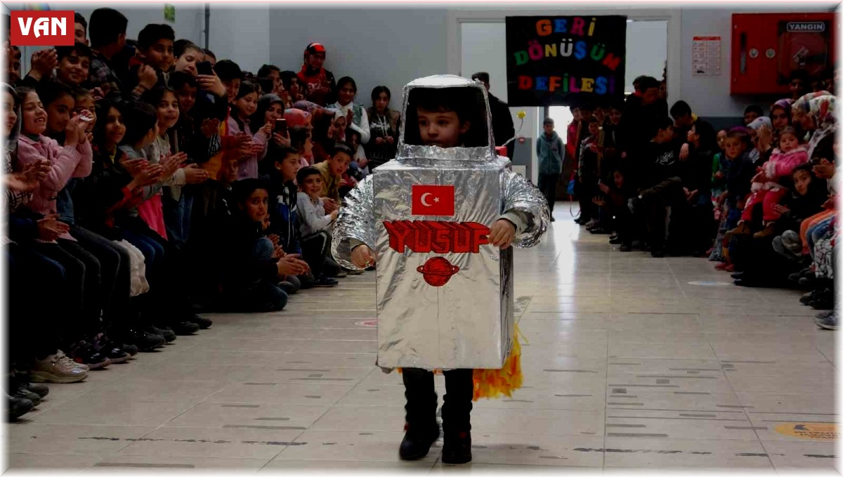 Minik öğrencilerden sıra dışı defile